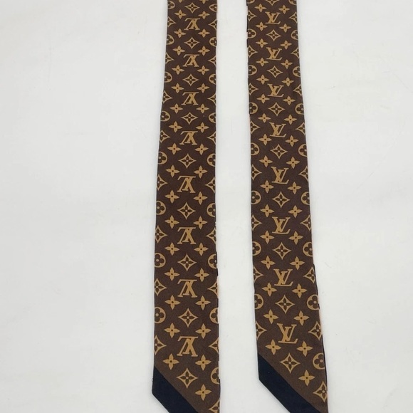 Auth LOUIS VUITTON Monogram
Leopard Print Silk Bandeau Scarf - Picture 16 of 16